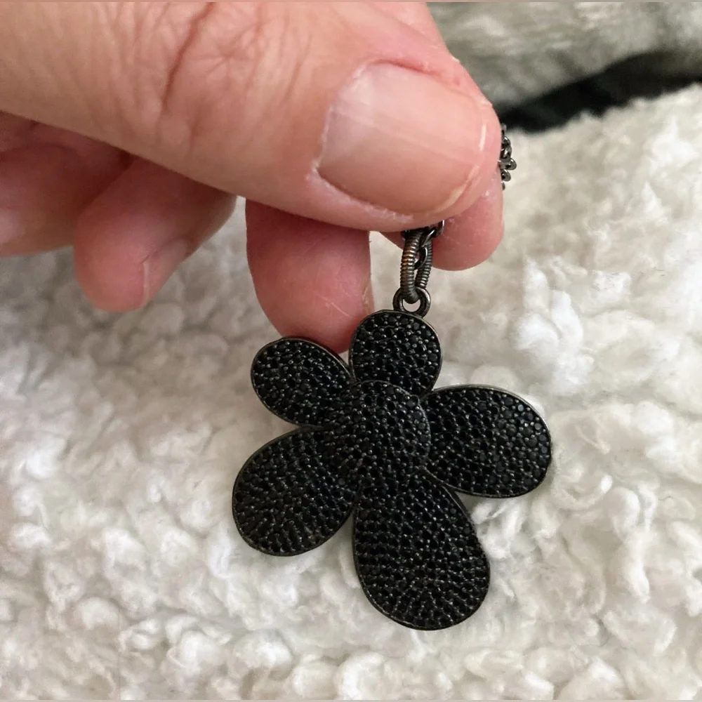 Black Flower necklace - Picture 2 of 7